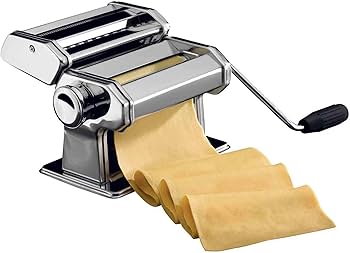 Machine à pâtes, machine à pâtes, étaler la pâte, couper la pâte, pâtes fraîches, ustensiles de cuisine, spaghettis, fettuccines.